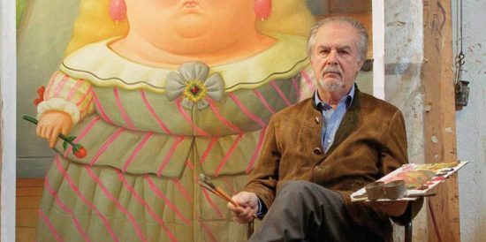 il pittore colombiano fernando botero in posa davanti a un suo quadro con tavolozza e pennello